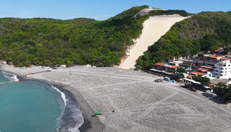 Com a mudança, áreas que antes eram rapidamente alcançadas pelo mar passaram a permanecer expostas, tornando mais visível o encontro entre a drenagem urbana e a praia.