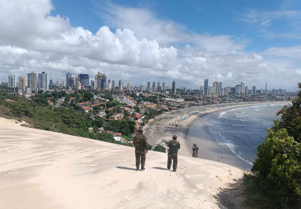 Policiais militares em operação no Morro do Careca.