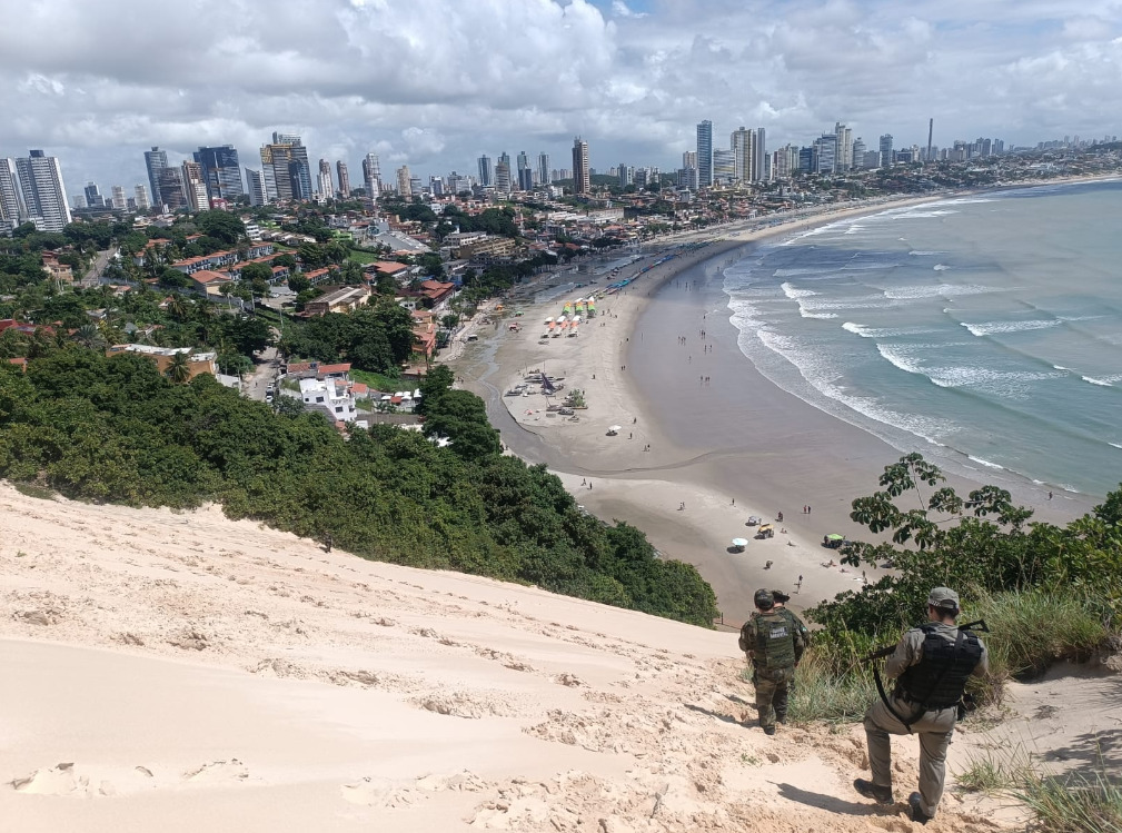 Imagens do Morro do Careca com a marcação começaram a circular rapidamente nas redes sociais e provocaram reações de surpresa e preocupação, principalmente pela associação da sigla ao cenário da criminalidade no estado.