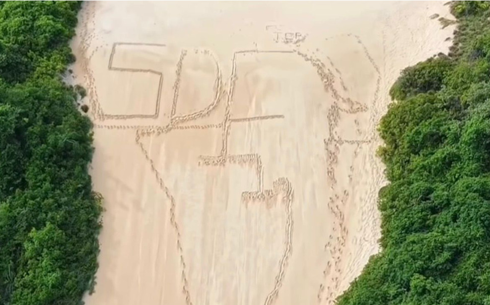 Imagens do Morro do Careca com a marcação começaram a circular rapidamente nas redes sociais e provocaram reações de surpresa e preocupação, principalmente pela associação da sigla ao cenário da criminalidade no estado.
