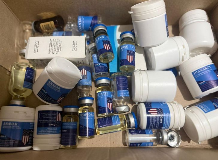 Um dos alvos acabou preso em flagrante por comercializar irregularmente anabolizantes e canetas emagrecedoras à base de tirzepatida e retatrutida, substâncias popularizadas por medicamentos utilizados para emagrecimento.