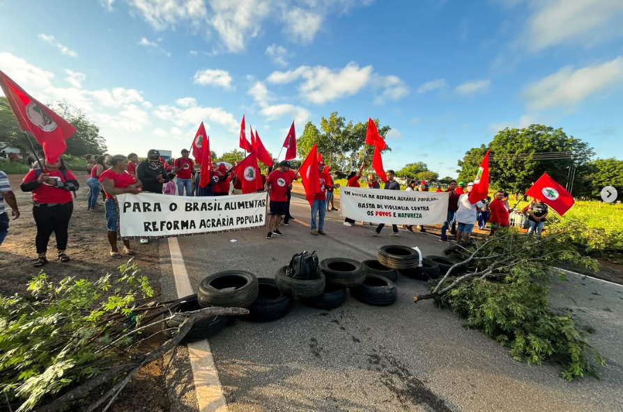 A mobilização provocou transtornos no tráfego de veículos ao longo do trecho da rodovia federal durante esta terça-feira (19).