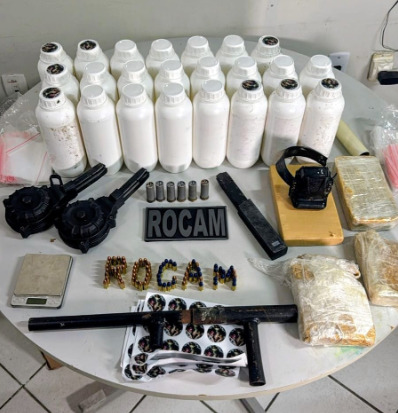 Durante a averiguação, foram encontrados materiais compatíveis com as informações repassadas à equipe policial.