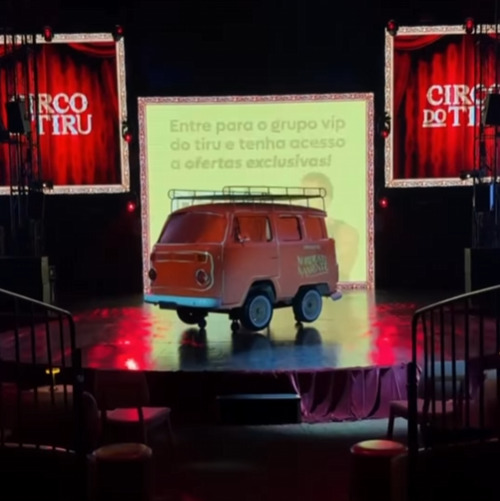 A Kombi carrega não apenas as marcas deixadas pelo incêndio, mas também representa resistência, memória e superação.