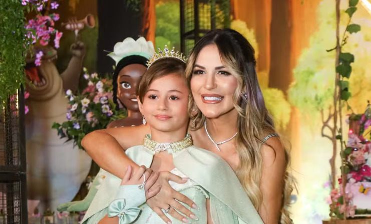 A filha mais nova da influenciadora é Valentina Bezerra, de apenas nove anos. Mesmo ainda criança, ela já acumula cerca de 1 milhão de seguidores em seu perfil nas redes sociais.