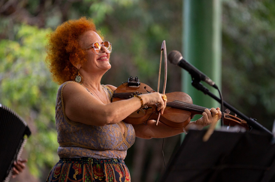 O projeto Som da Mata recebe a compositora, violinista e rabequeira potiguar Tiquinha Rodrigues.