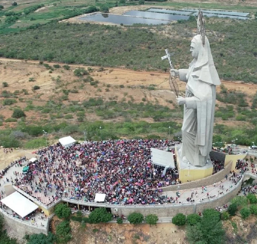 O principal ponto de peregrinação é o Santuário de Santa Rita de Cássia, que abriga uma estátua de 56 metros de altura inaugurada em 2010. Foto: Adriano Neto.