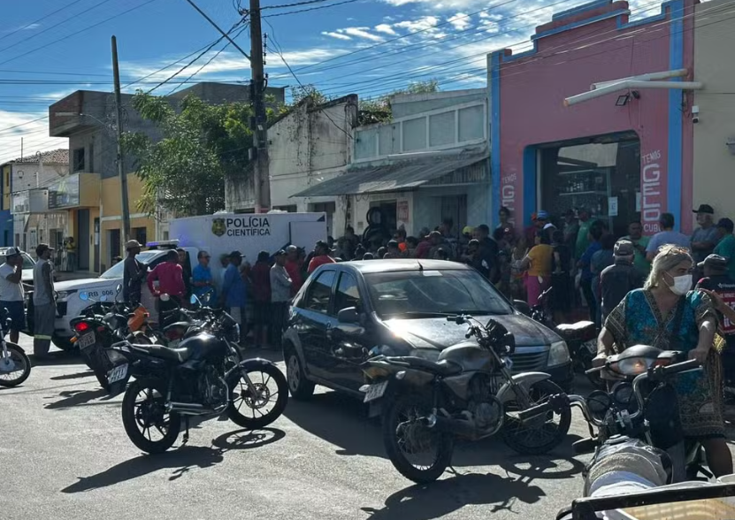  População acompanhou de perto o trabalho das equipes periciais. Foto: Rádio Vale Pendências 
