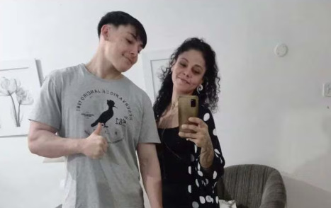 Clarisse Ganley e o filho Gabriel ainda, ainda adolescente.