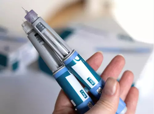 O Ozivy integra a categoria dos medicamentos conhecidos como GLP-1, utilizados principalmente no tratamento da diabetes tipo 2.