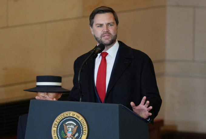 Diante da ausência da reunião na agenda oficial do presidente americano, interlocutores próximos a Flávio Bolsonaro passaram a considerar a possibilidade de que o senador seja recebido pelo vice-presidente dos Estados Unidos, JD Vance.