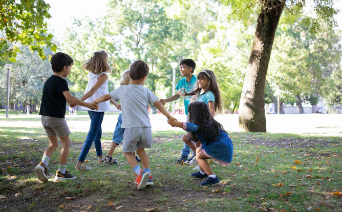Especialistas apontam que o contato frequente com brincadeiras traz impactos positivos em diferentes áreas do desenvolvimento infantil.