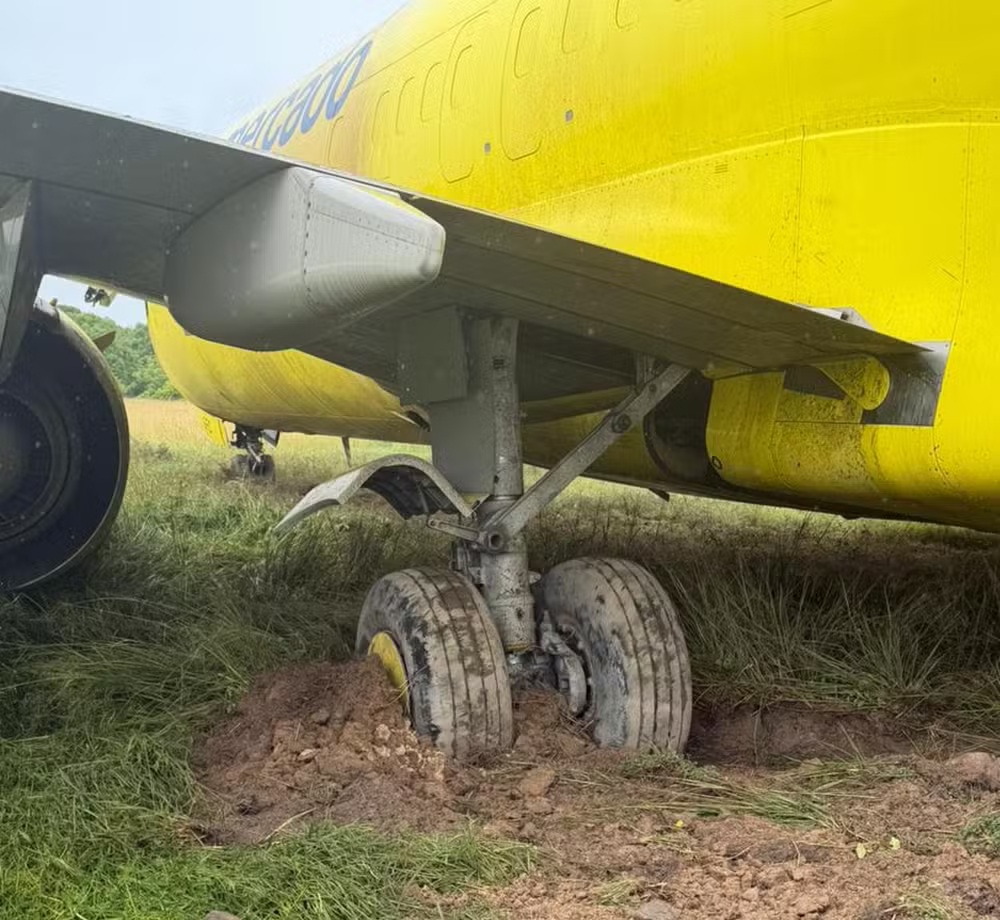 No momento do pouso, o aeroporto registrava chuva leve e neblina, o que deixou a pista molhada.