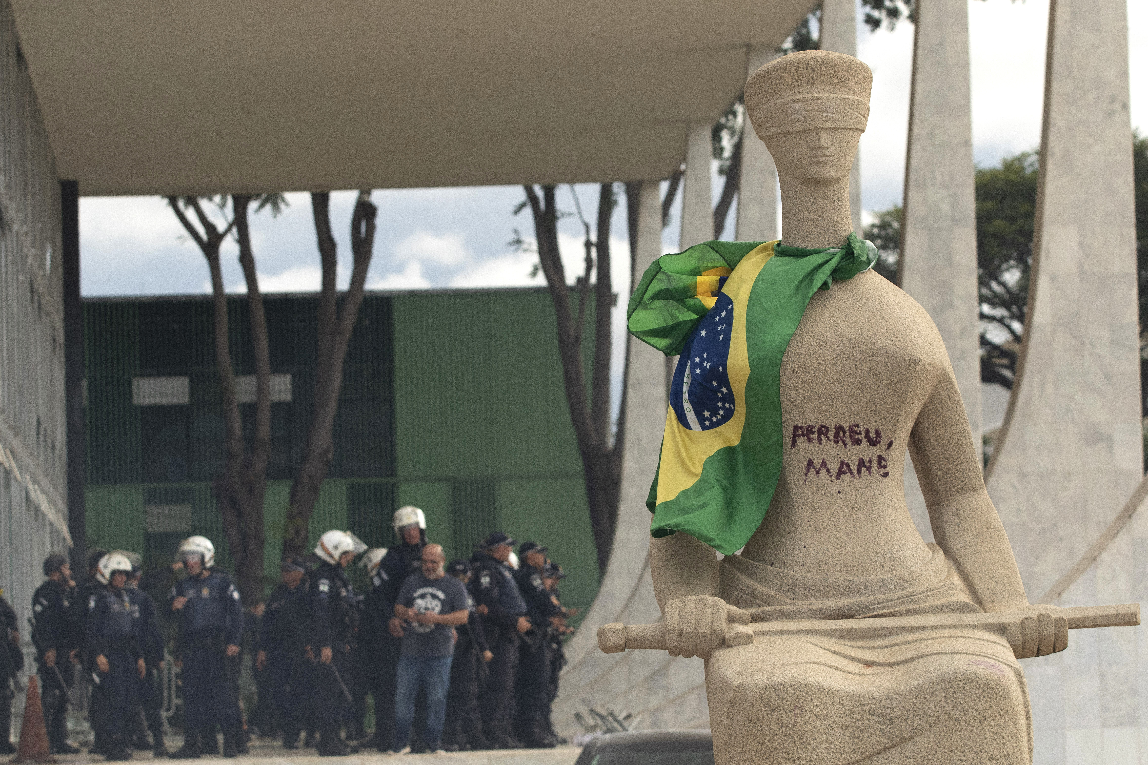 Estátua da Justiça em frente ao STF pintado com os dizeres "Perdeu Mané". Foto: Joedson Alves/Agencia Brasil 