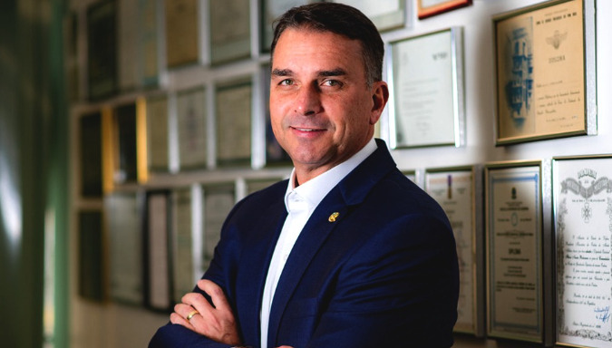 Na simulação contra Flávio Bolsonaro, o presidente registra 45% das intenções de voto, enquanto o senador alcança 40%.