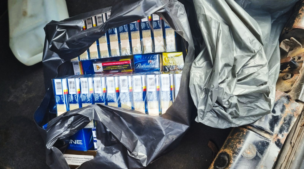 Durante as ações, os agentes encontraram 104 caixas de cigarros contrabandeados, volume que corresponde a aproximadamente 52 mil maços.
