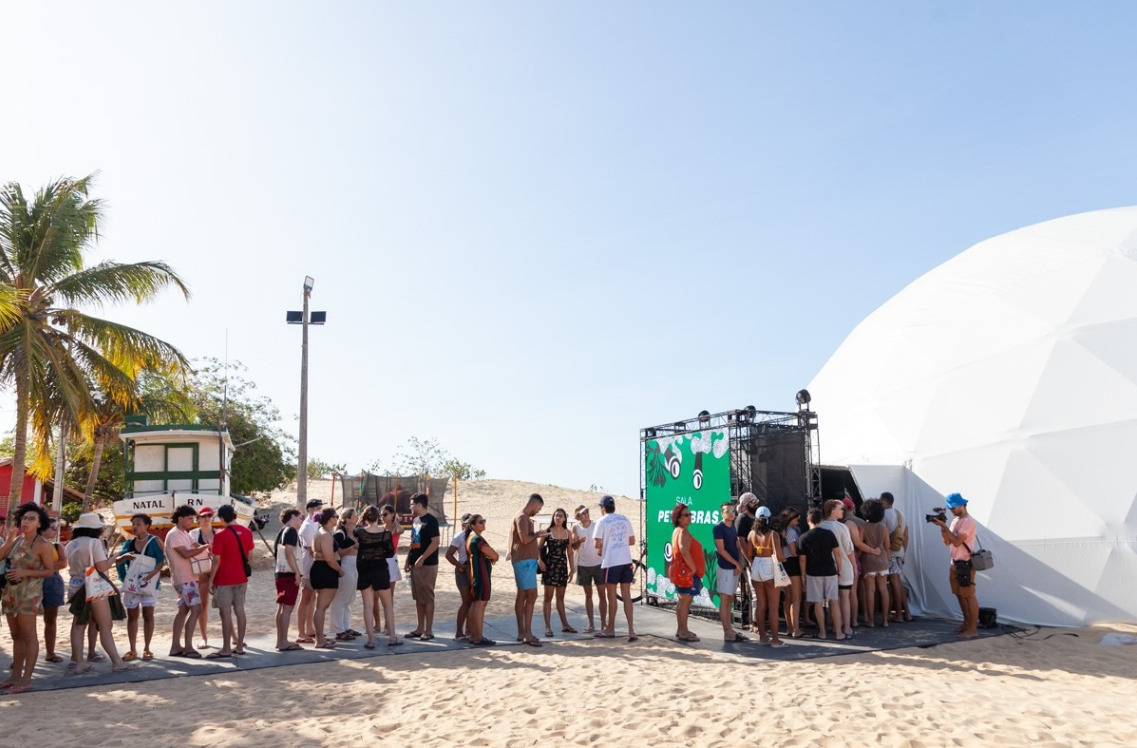 Além das exibições na areia, o festival mantém uma de suas marcas registradas: a sala geodésica climatizada instalada à beira-mar.