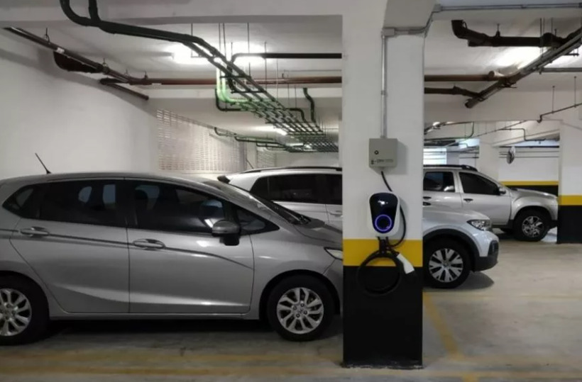 A instalação de pontos de recarga para veículos elétricos exige uma série de cuidados técnicos para garantir a segurança dos moradores e o correto funcionamento da rede elétrica do prédio.