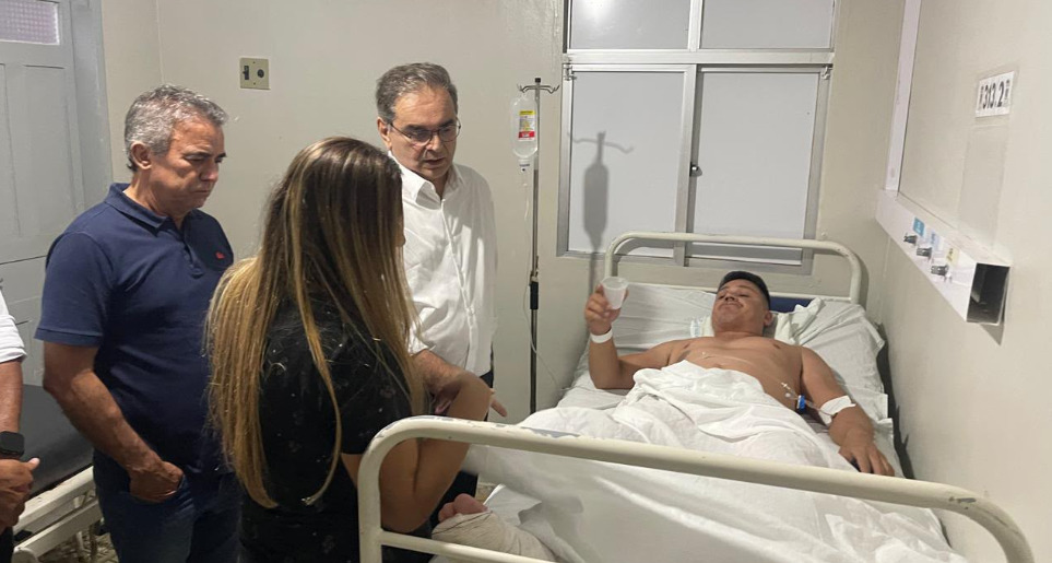 O pré-candidato ao Governo do Rio Grande do Norte, Álvaro Dias, esteve em Mossoró para visitar o vereador hospitalizado e prestar solidariedade à família de Alyson Dyego.