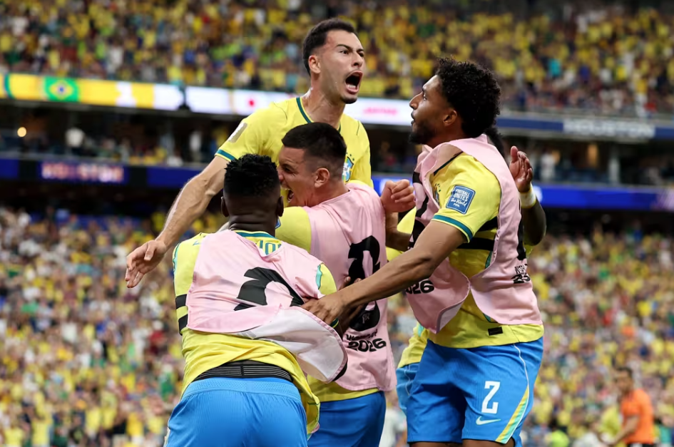 Gabriel Martinelli comemora o gol da virada aos 50 minutos do segundo tempo, que garantiu o Brasil nas quartas de final. Foto: Reprodução/FIFA