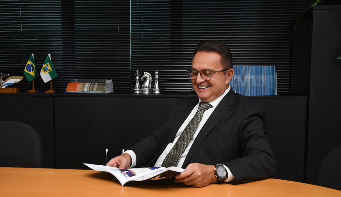 Natural de Santa Cruz (RN), Edmilson Pereira iniciou sua trajetória profissional como menor aprendiz do Banco do Brasil antes de fundar o Grupo Interfort.