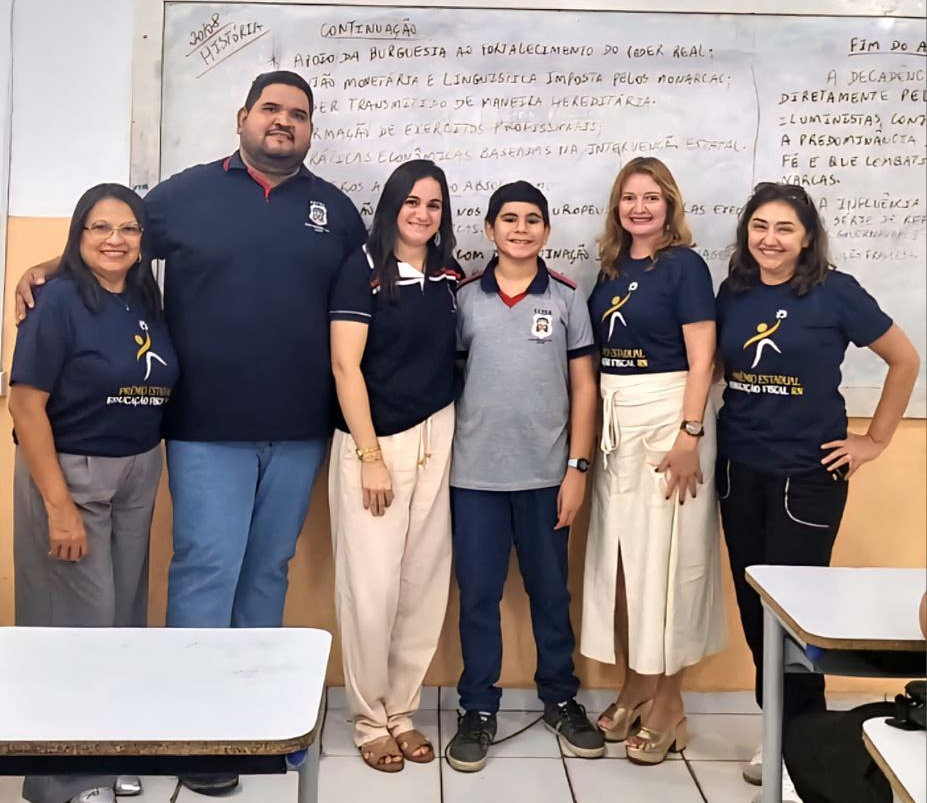 Guilherme com a equipe de educadores que o orientou no projeto e a professora Vanezia