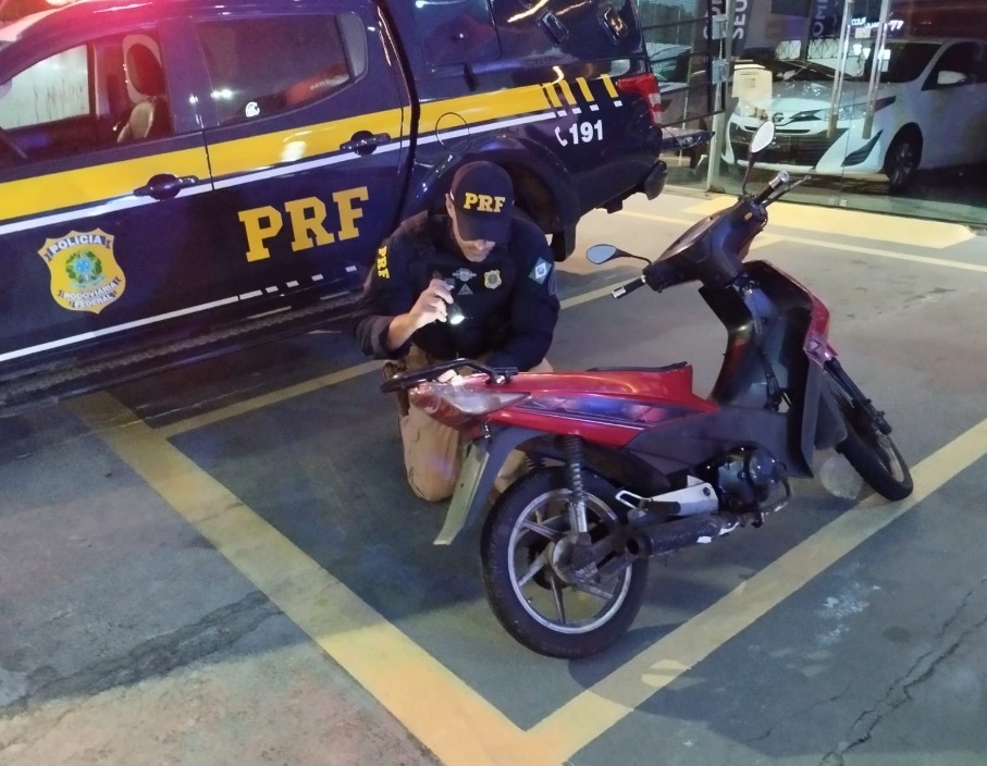 Policiais recuperaram uma motocicleta Traxx JL125 com registro de furto desde janeiro de 2020. Foto: NUCOM-RN