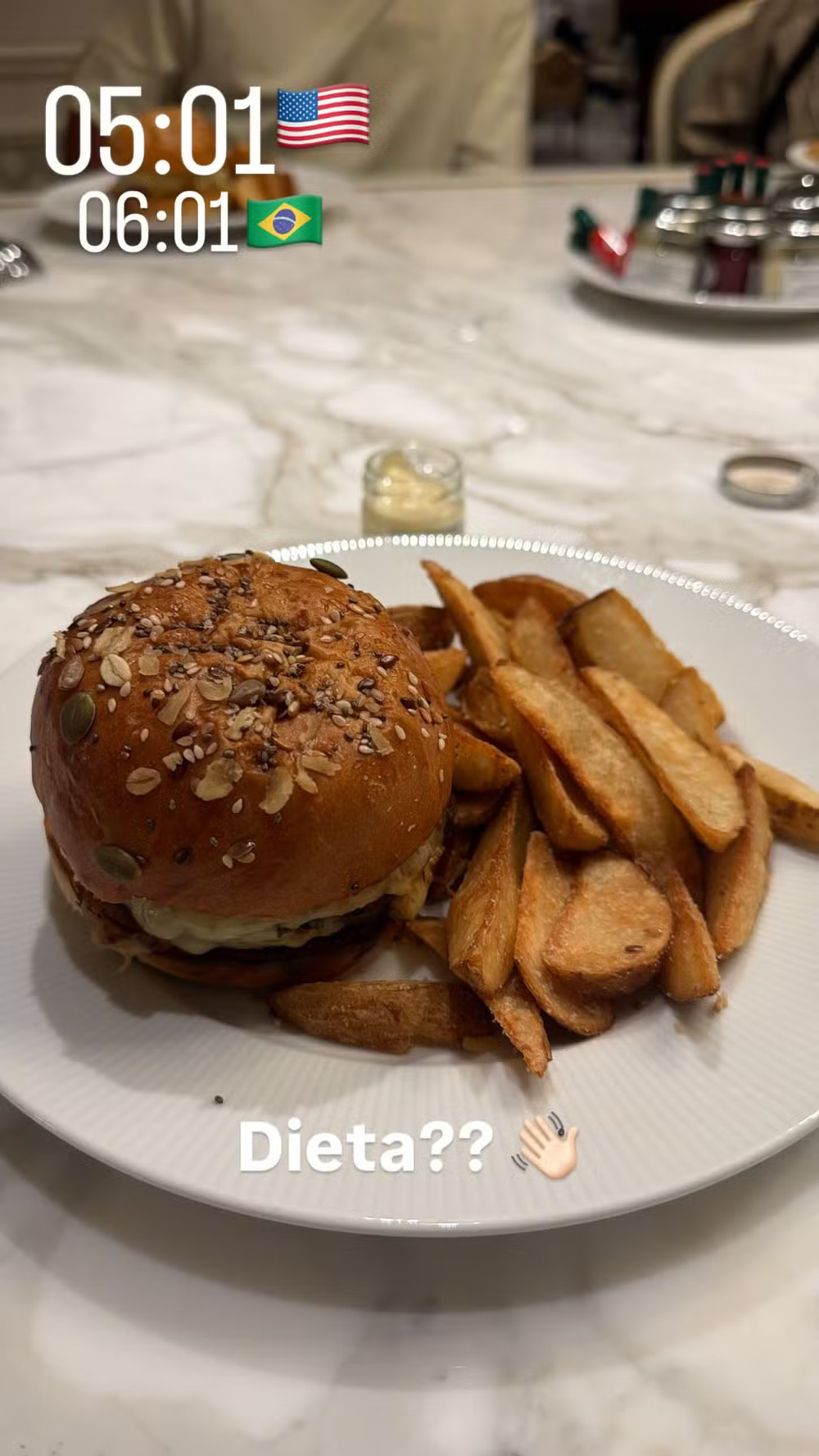A curiosidade do público aumentou após uma foto de um lanche, postada às 5h, mosente o mesmo homemtrar novam