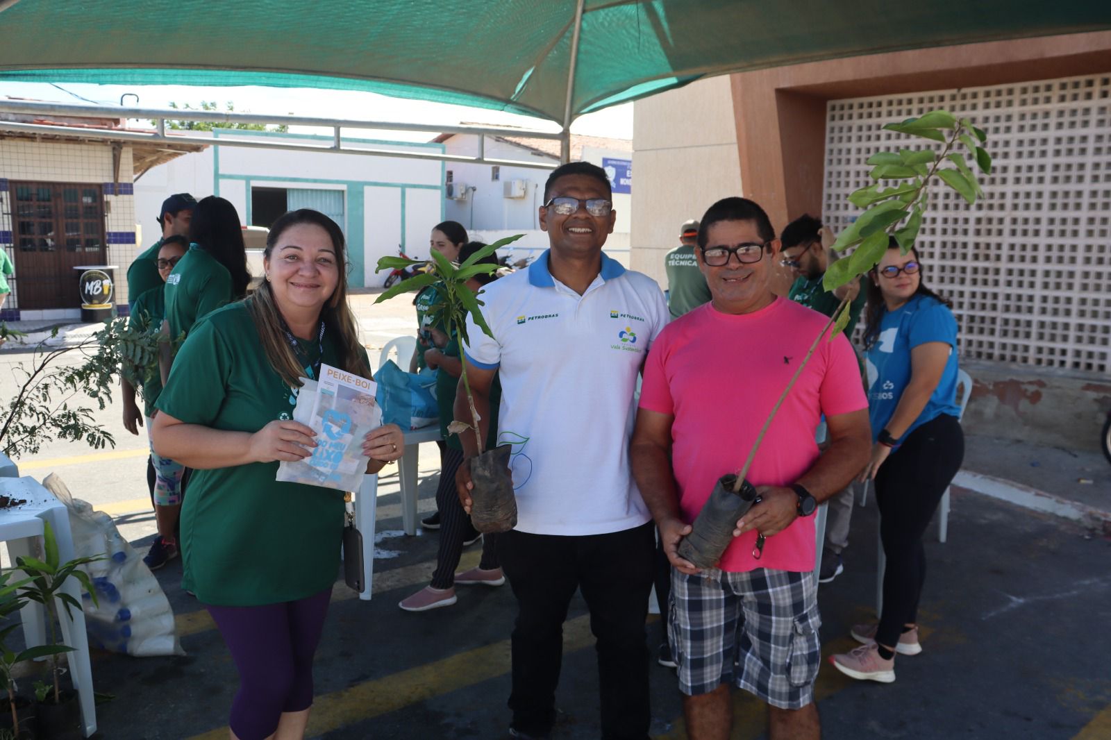 Entrega de mudas durante as atividades da Semana do Meio Ambiente. Foto: Divulgação/Vale Sutentável
