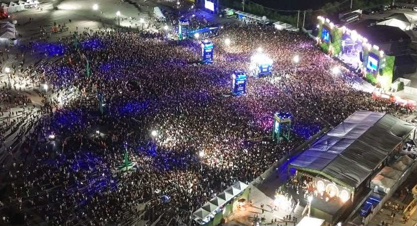 Ao lado do prefeito Paulinho Freire, Álvaro acompanhou os shows que movimentaram a noite e atraíram milhares de pessoas ao principal polo junino da cidade.