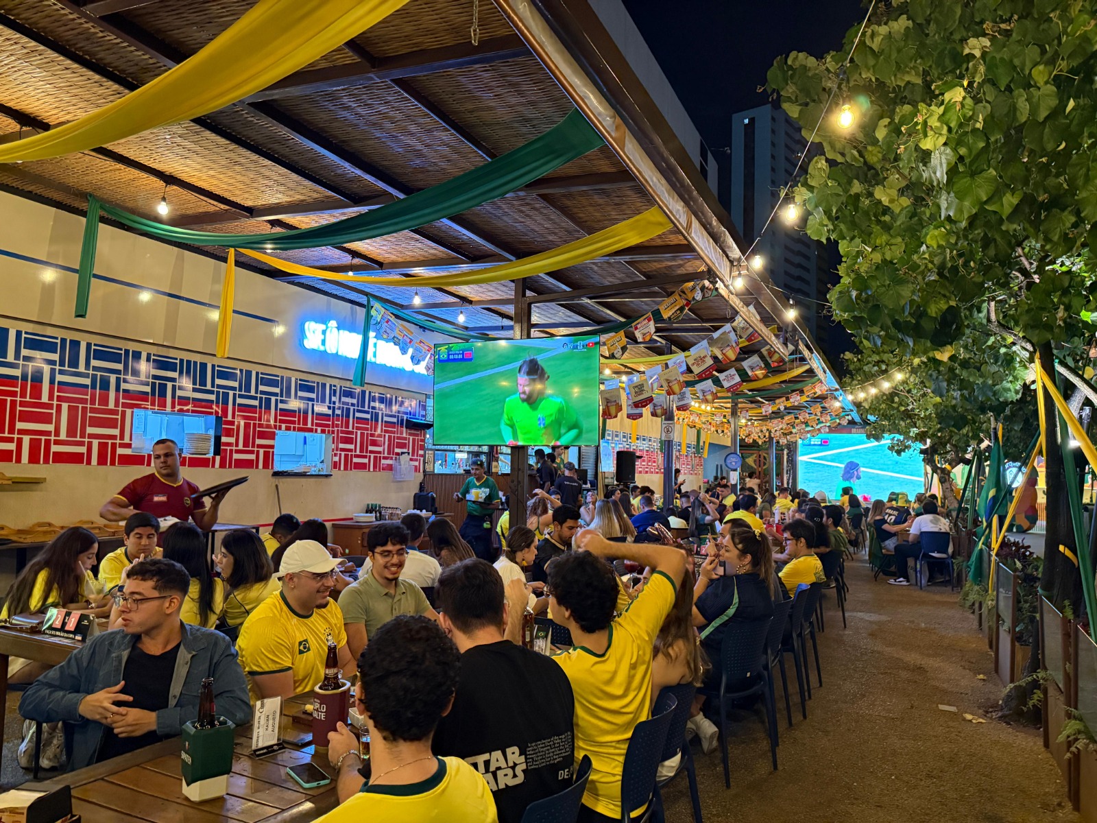 Clima de Copa: público aproveita opções gastronômicas e telão para acompanhar a partida decisiva. Foto: Divulgação