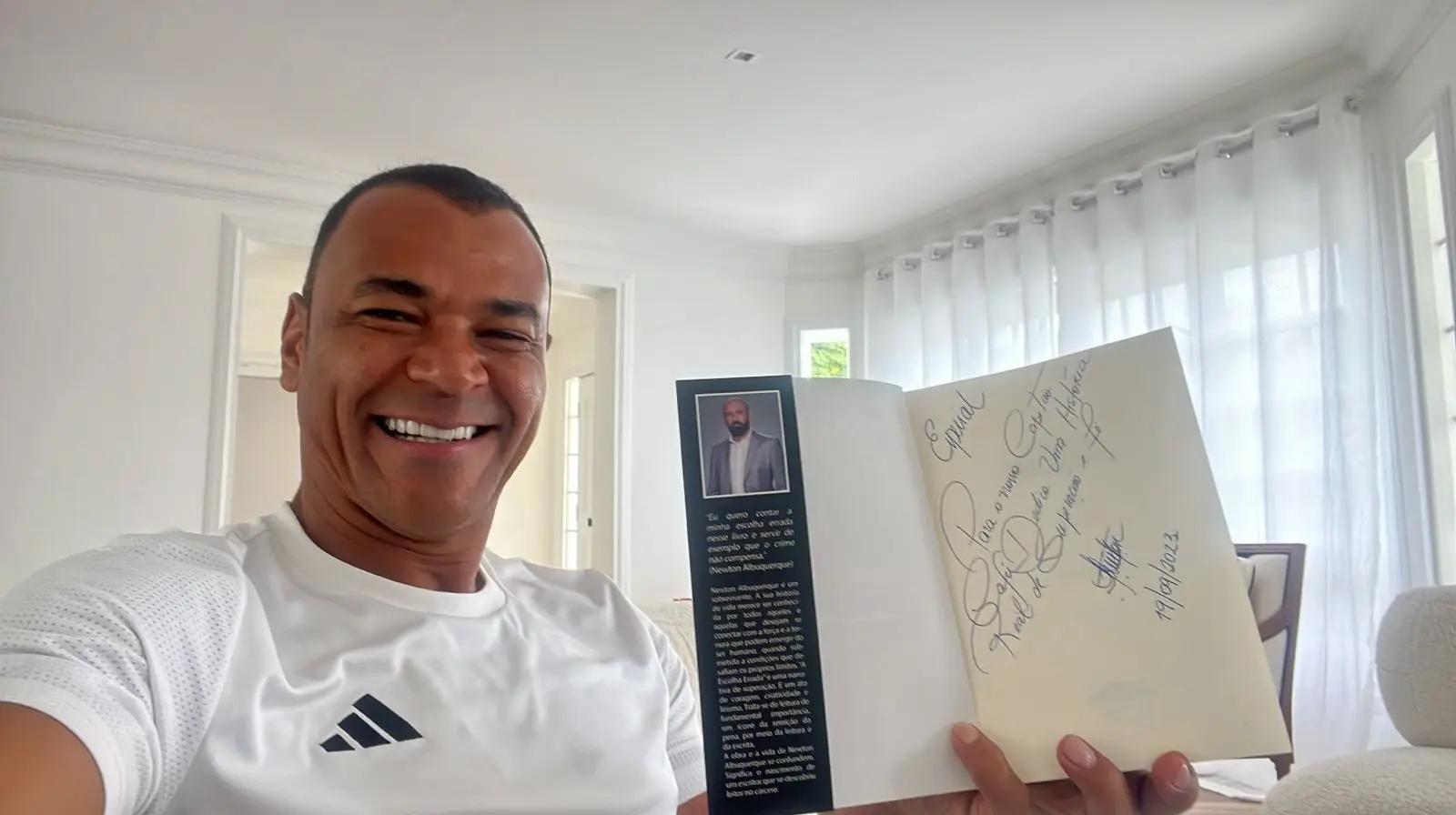 Exemplar de "A Escolha Errada" foi entregue ao ex-jogador Cafu, em São Paulo
