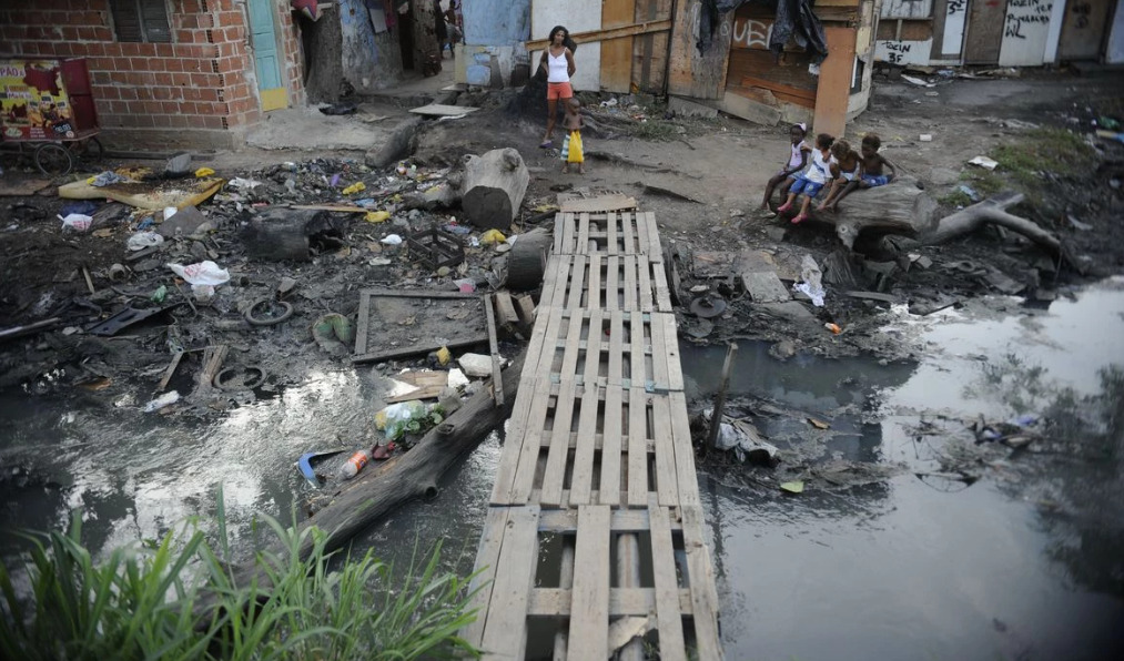 Esgoto a céu aberto no Complexo de Favelas da Maré, na Zona Norte do Rio. Quase metade das moradias do país possuem algum tipo de privação de saneamento básico. Foto: Fernando Frazão/Agência Brasil