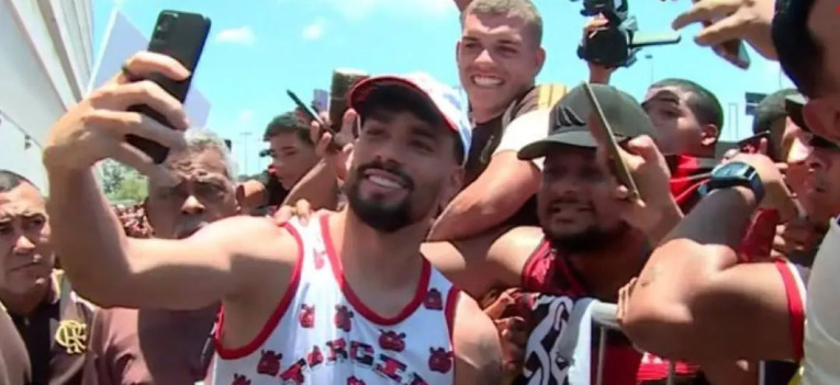 O meia foi recebido com festa e demonstrações de carinho da torcida rubro-negra.