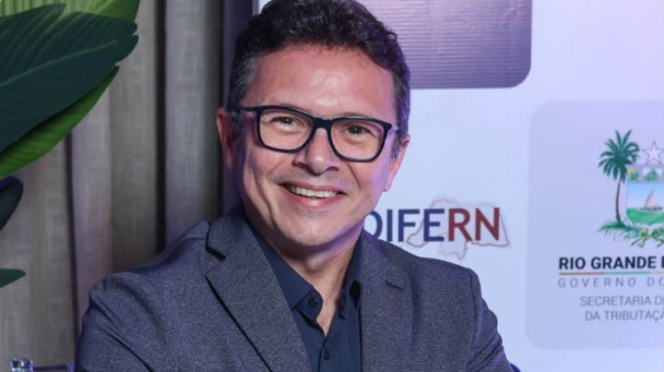 O presidente da entidade, Márcio Medeiros, afirma que o RN sofreu perdas expressivas após a aprovação das Leis Complementares 192 e 194, de 2022, que limitaram a cobrança de ICMS sobre combustíveis, energia elétrica, comunicações e outros itens considerados essenciais.