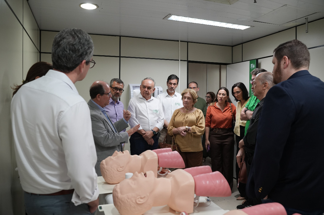 Durante a visita, a comitiva teve acesso a diferentes áreas consideradas estratégicas para a operação hospitalar, observando de perto ferramentas e metodologias utilizadas pela unidade paraibana.