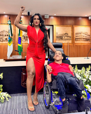 Na Câmara ela atua também pela defesa de pessoas com deficiência (PCDs) e atípicas, por exemplo - Thabatta tem um irmão do qual cuida que tem paralisia cerebral.