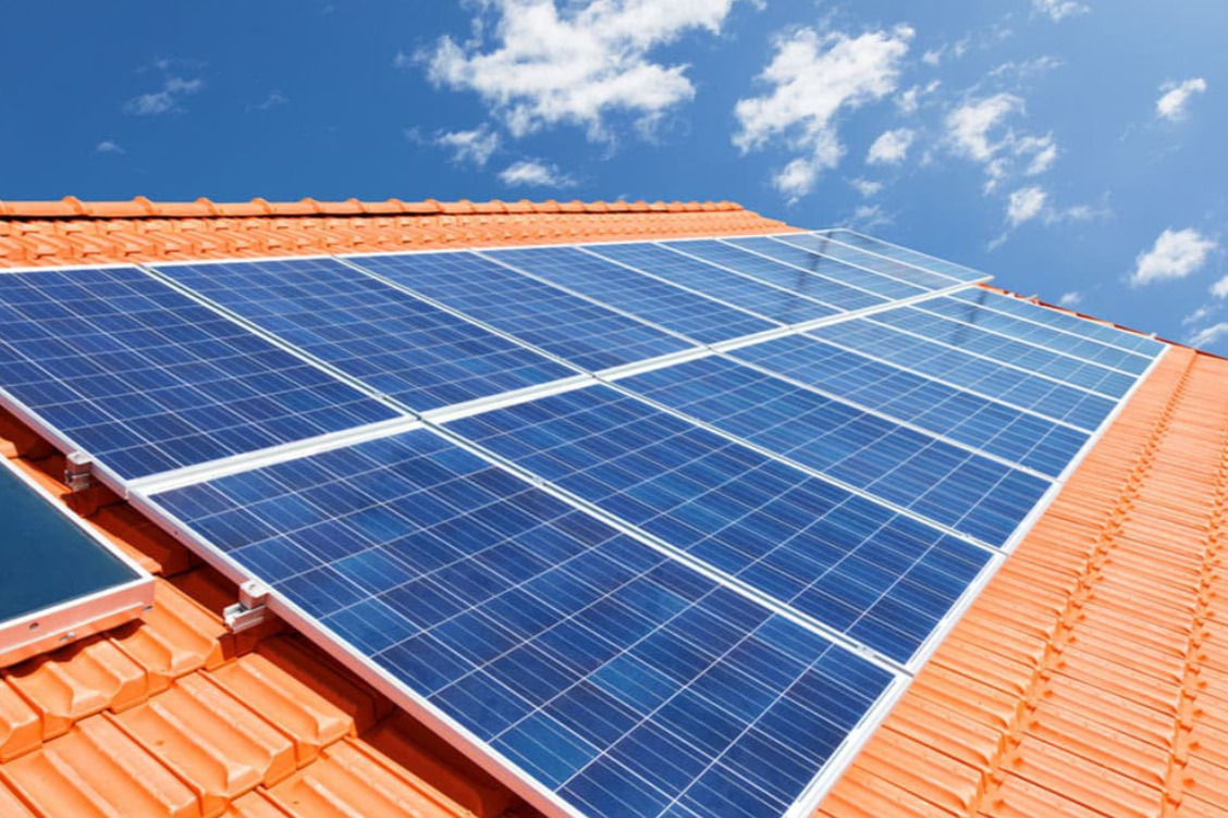De acordo com a Agência Nacional de Energia Elétrica (ANEEL), a energia solar é atualmente a fonte de geração que mais cresce no Brasil, impulsionando a expansão da chamada geração distribuída.