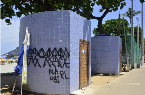 Segundo o relato da turista, a decisão de limpar o local foi tomada depois que ela encontrou o banheiro em condições que considerou impróprias para utilização.