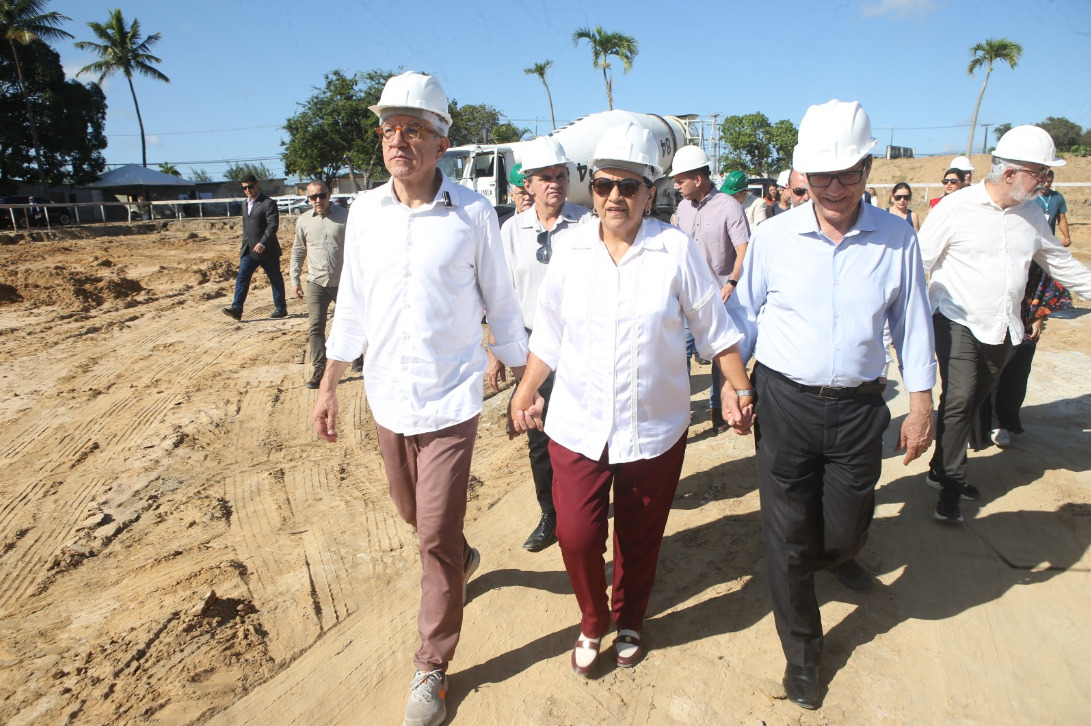 Durante a visita, a governadora Fátima Bezerra afirmou que o Hospital Metropolitano representa uma conquista histórica para a população potiguar e ressaltou a parceria entre os governos estadual e federal para viabilizar o projeto.