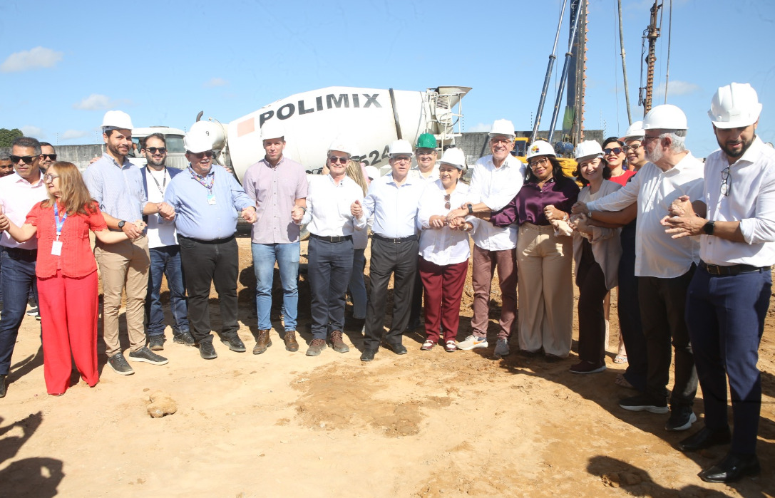 Também participaram da visita às obras a prefeita de Parnamirim, Nilda Silva, representantes da Caixa Econômica Federal, secretários estaduais, equipes técnicas responsáveis pelo empreendimento e demais autoridades ligadas aos governos estadual e federal.