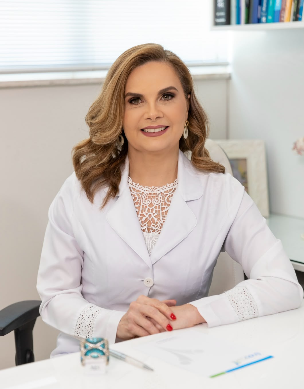 Dra Anna Karina Medeiros  Endocrinologista e Metabologista  Presidente da SBEM RN