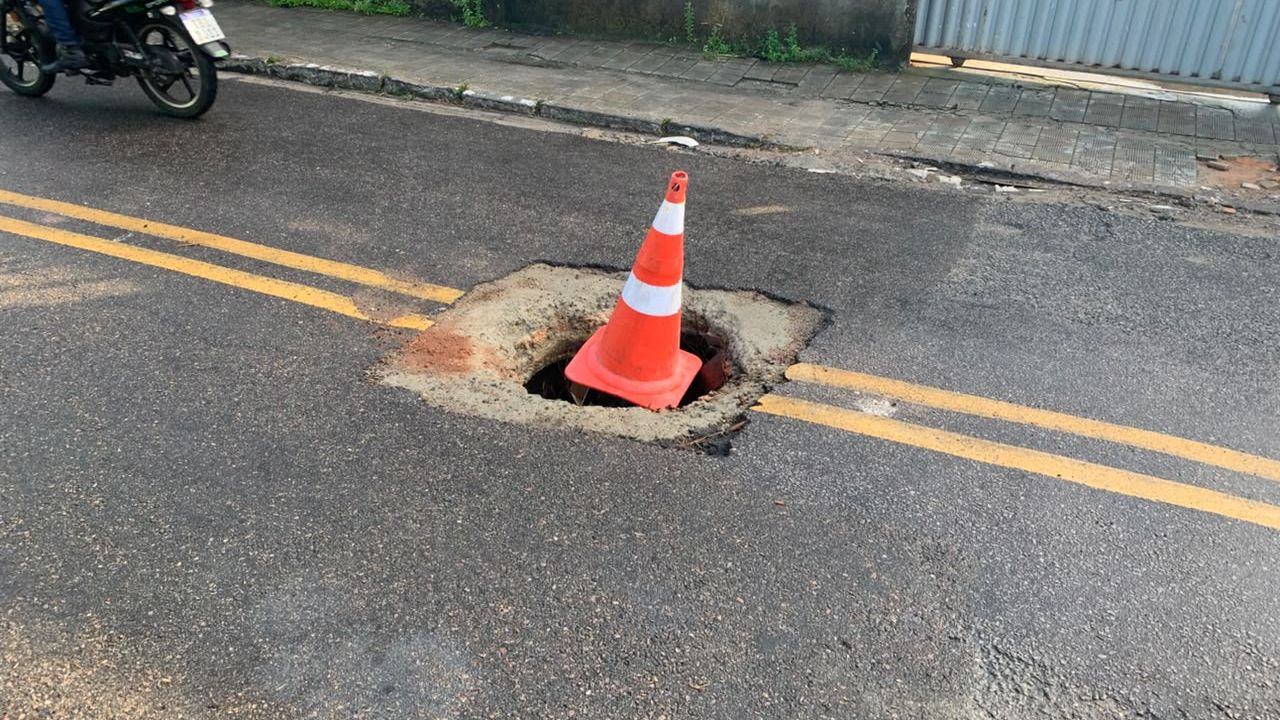 Buraco na Rua Vereador Manoel Coringa de Lemos