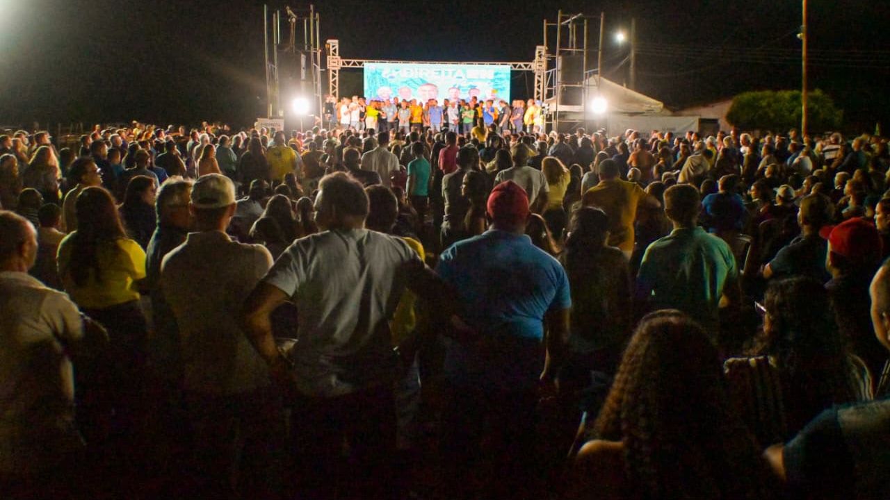O evento reuniu uma multidão e uma expressiva representação política, com a presença de prefeitos, vice-prefeitos, parlamentares, pré-candidatos, vereadores, ex-prefeitos e lideranças de diversas regiões do estado.