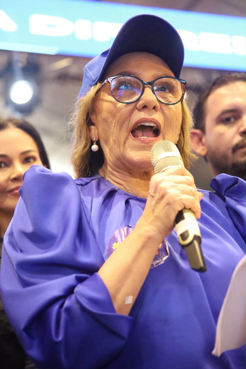 O ginásio atingiu a capacidade máxima e parte do público precisou acompanhar o ato do lado de fora.