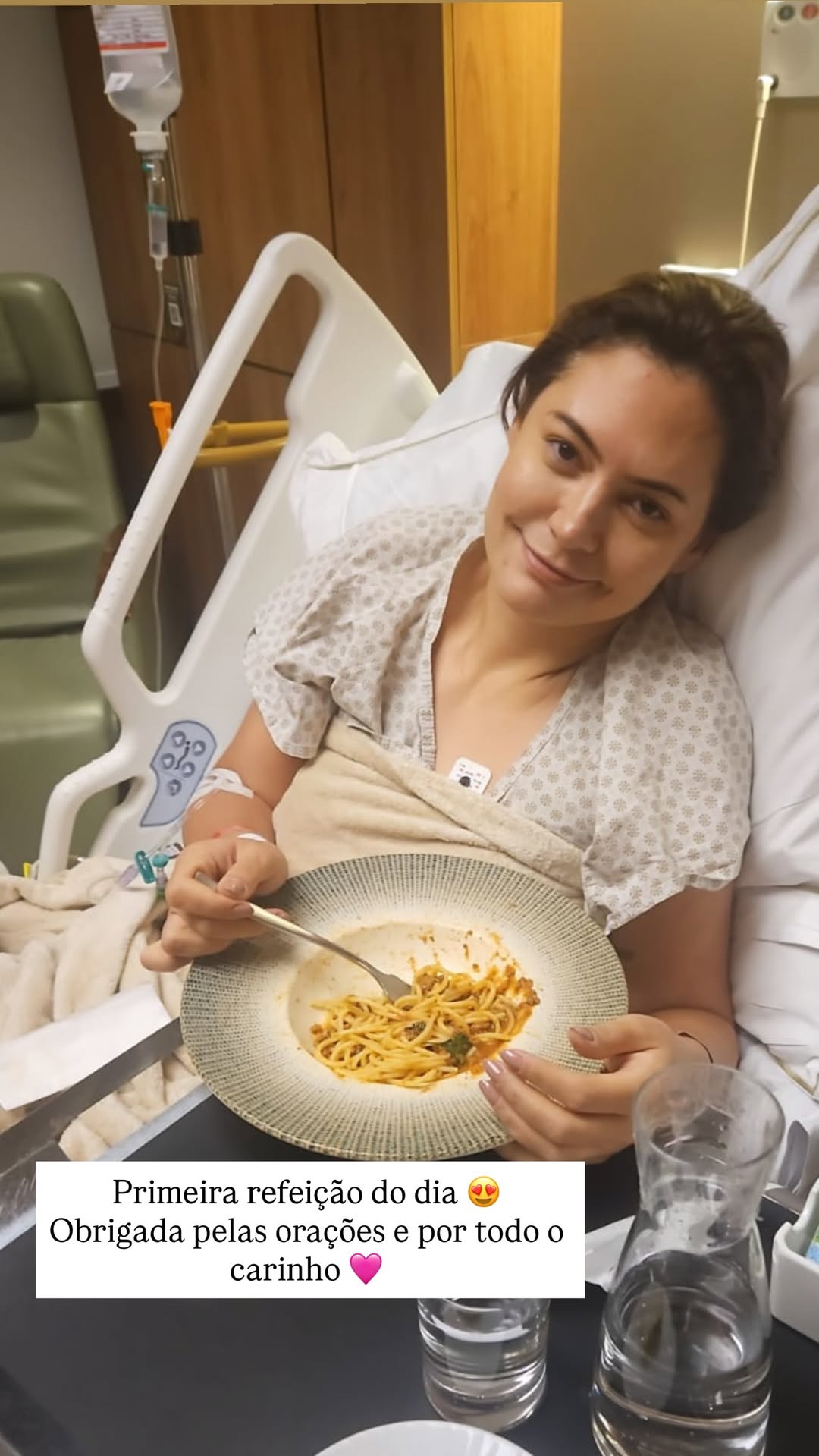 A ex-primeira-dama Michelle Bolsonaro deu entrada em uma unidade hospitalar e usou as redes sociais na noite deste sábado (1º) para compartilhar uma imagem direto da cama do hospital.