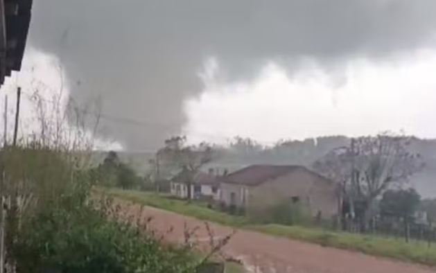 Tornado se aproximando de casas.