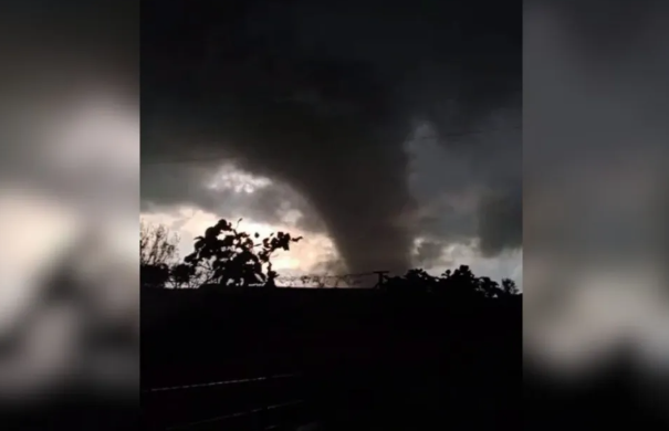 Tornado em meio ao campo.