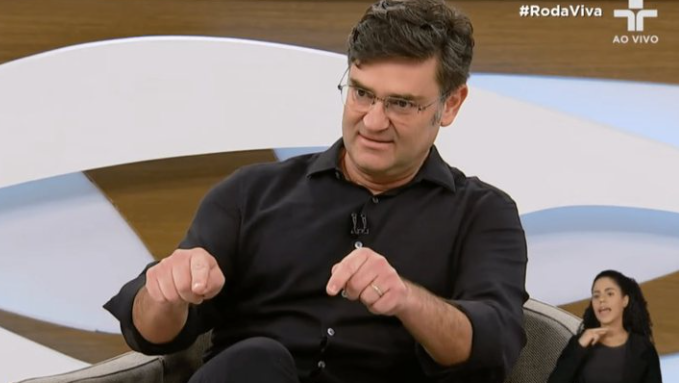 O marqueteiro Duda Lima, que passou a atuar na campanha há 11 dias, criou o slogan “O Brasil vai vencer”, que deverá orientar as peças publicitárias e a comunicação institucional do candidato daqui em diante.