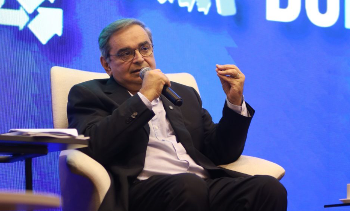 Entre os eleitores com renda superior a um salário mínimo, Álvaro alcança aproximadamente 47,5% das intenções de voto no confronto direto com Cadu.